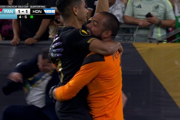 Carlos Pineda converts from the spot, taking Honduras past Panama in penalty shootout