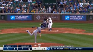 Cal Raleigh crushes a home run, extending Mariners' lead over Royals