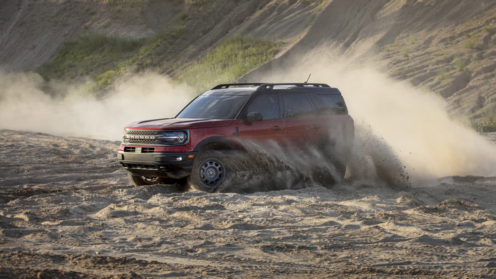 Ford recalls more than 694,000 SUVs in U.S. after year-long fuel leak probe
