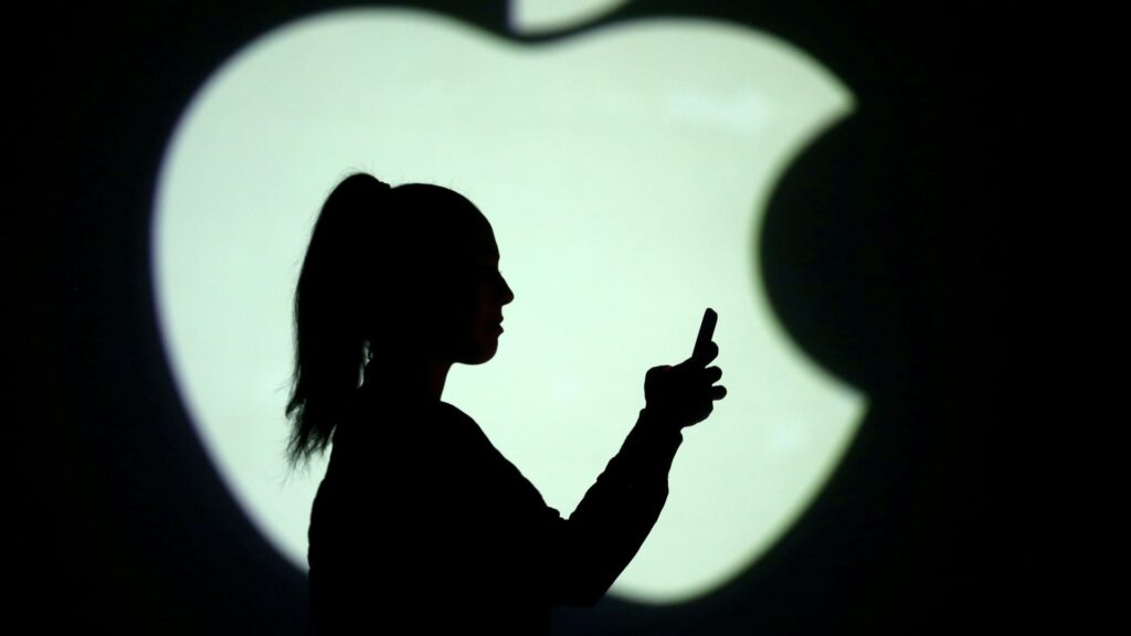 Fast Money traders see trouble for Apple despite Jefferies upgrade