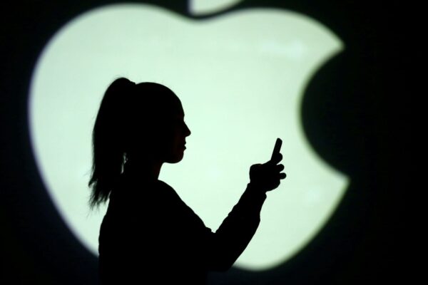 Fast Money traders see trouble for Apple despite Jefferies upgrade