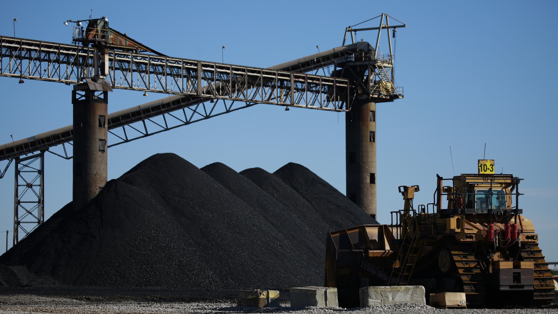 Energy stocks have lagged, but Wolfe sees one dividend payer breaking out