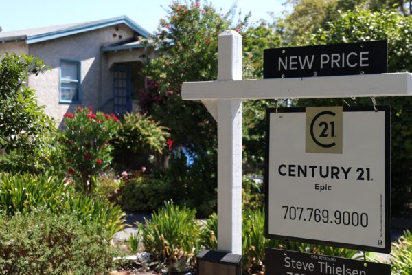 More U.S. housing markets see falling home prices