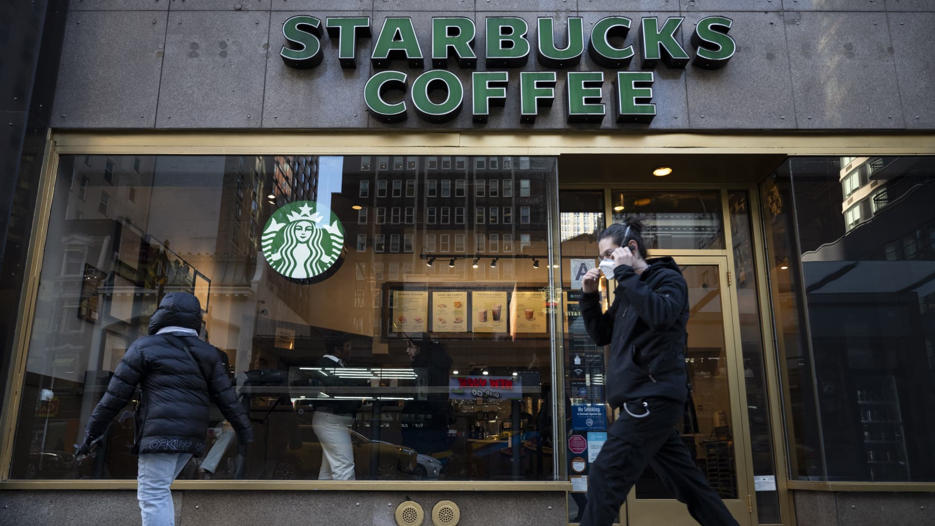 Brian Niccol’s quick success at Chipotle has not made fixing Starbucks any easier Brian Niccol’s quick success at Chipotle has not made fixing Starbucks any easier