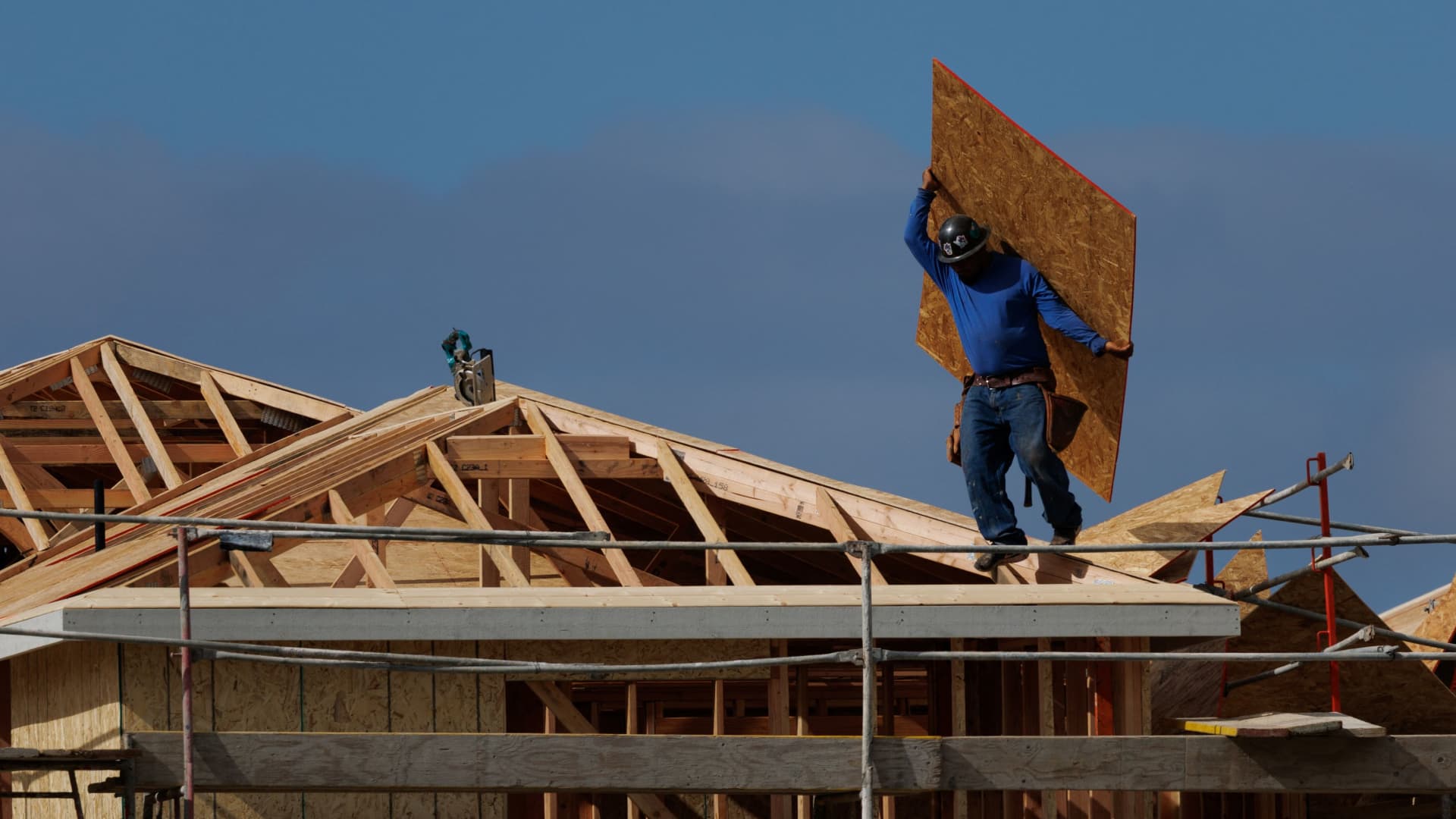 Homebuilders are slashing prices at the highest rate in 3 years