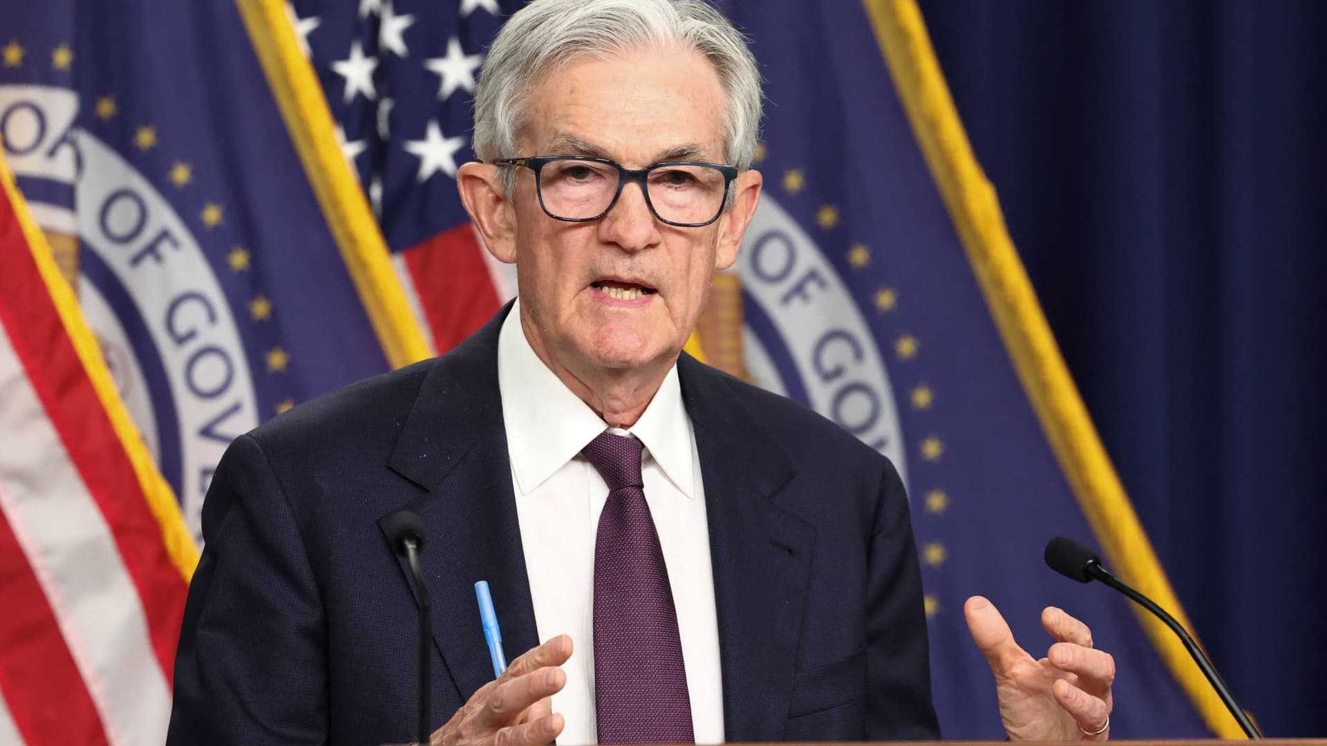 Fed leaves rates unchanged, defying Trump’s demands for aggressive cuts