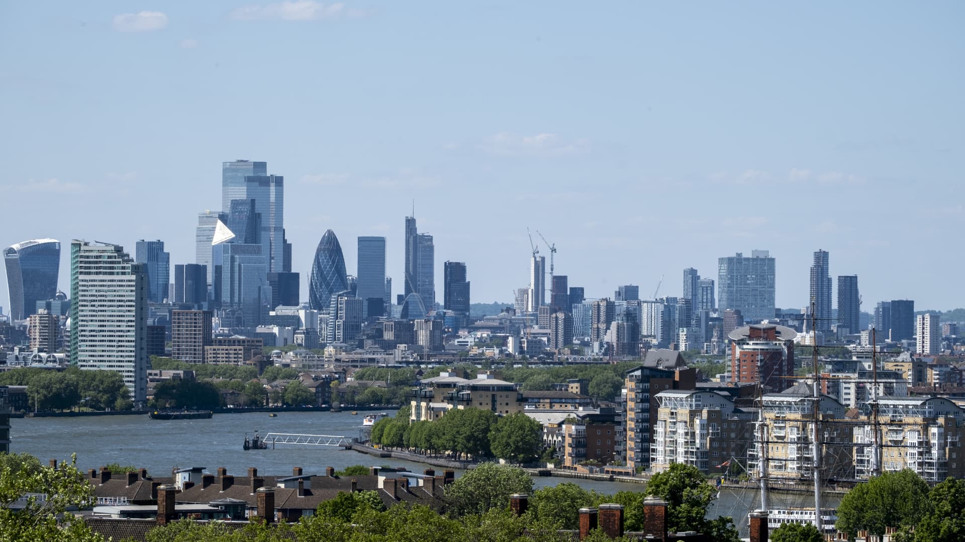 Asset manager names 3 stocks to play the undervalued UK market