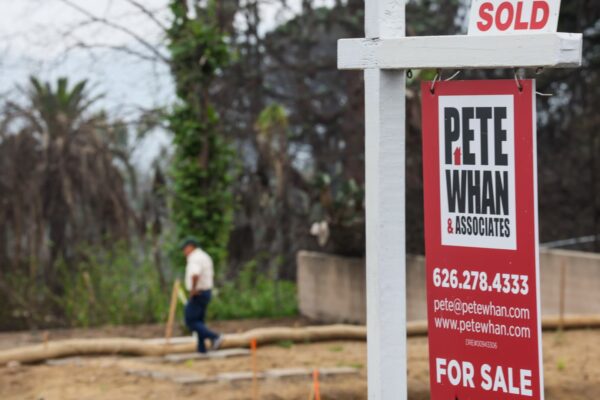 Weekly mortgage demand plummets 10%, as rates and economic concerns rise