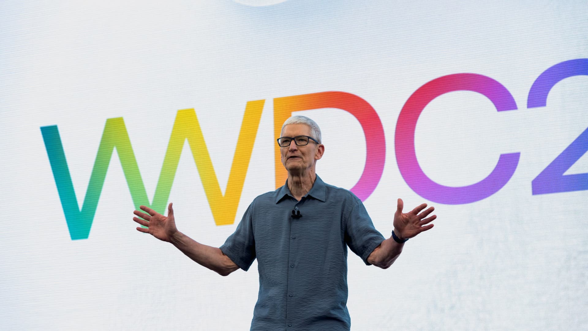 Apple’s killer quarter buys more time for the company to deliver clarity on AI