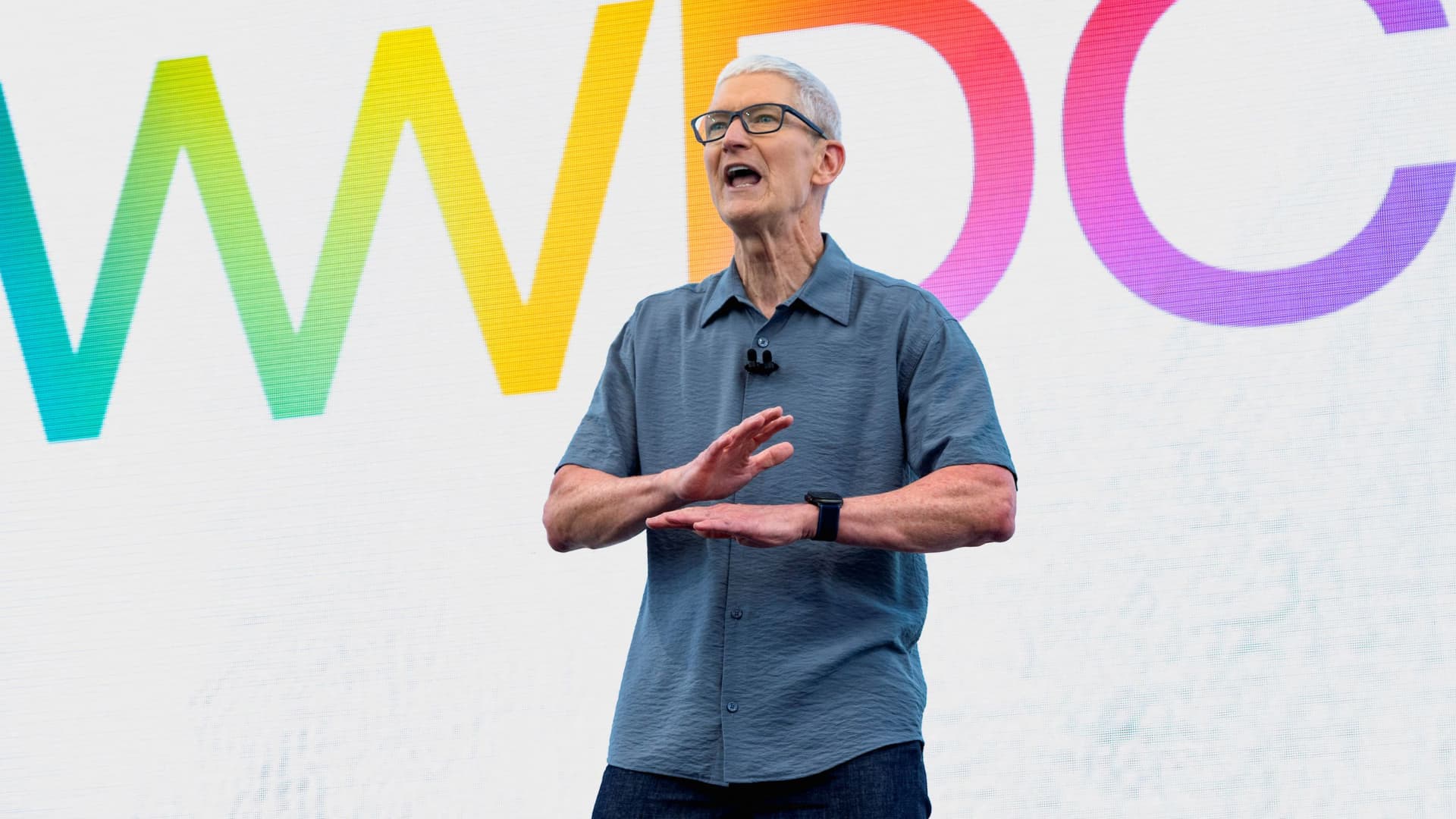 Cramer makes the case for why Apple and investors should stick with CEO Tim Cook