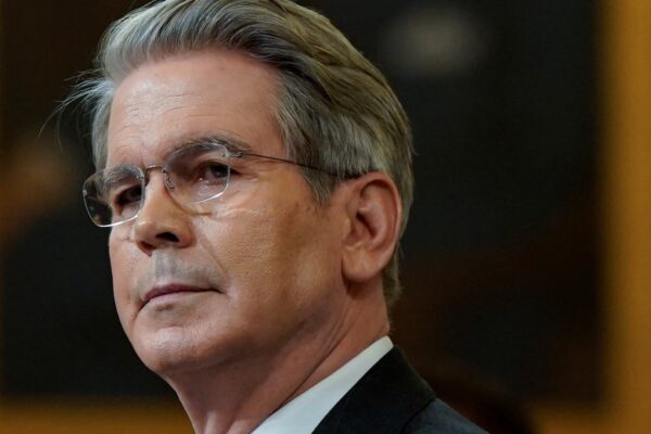 Investors dismiss beef with the Fed — S&P 500 hits new high