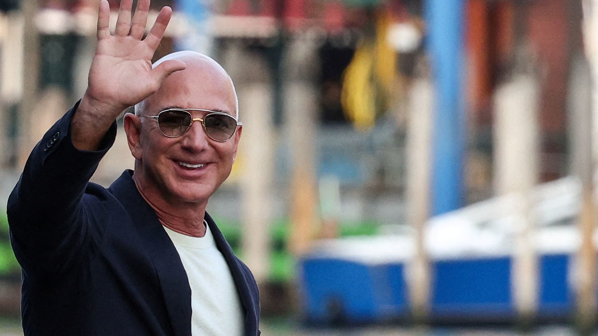 Jeff Bezos sells 6 million in Amazon stock as part of sale plan Jeff Bezos sells 6 million in Amazon stock as part of sale plan