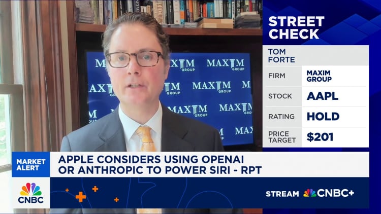 Apple is facing pressure from Wall Street to figure out AI strategy