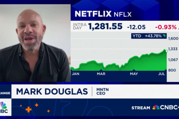 How Netflix keeps luring directors away from traditional box office