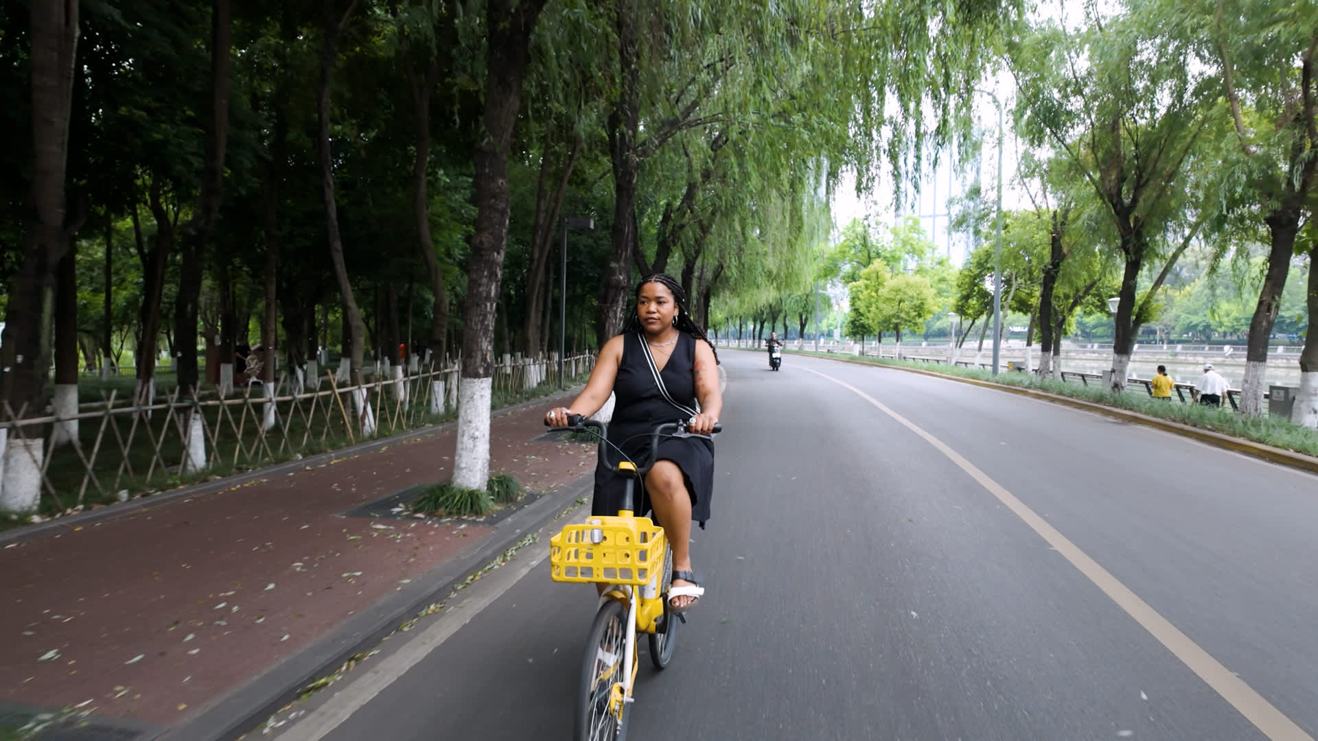 35-year-old American relocated to China, spends 8/month