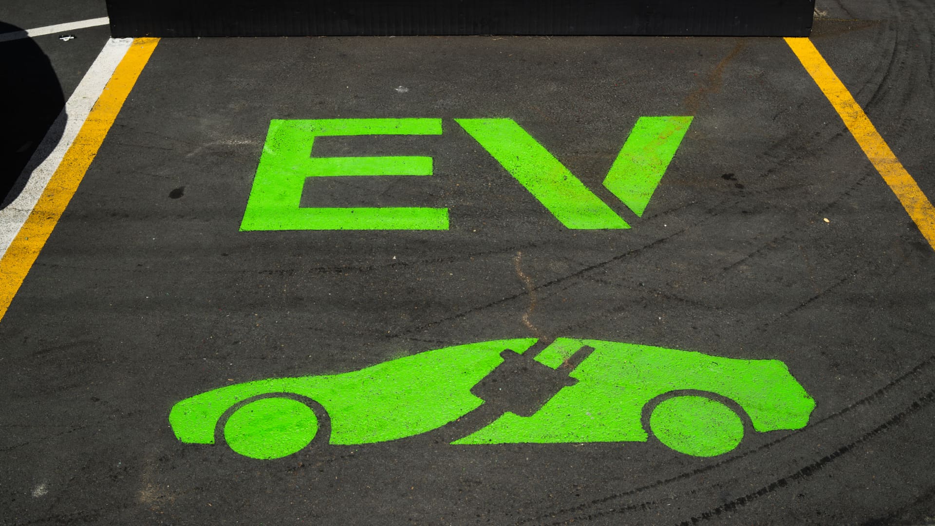 Automakers push EV sales as ,500 U.S. tax credit is set to end Automakers push EV sales as ,500 U.S. tax credit is set to end
