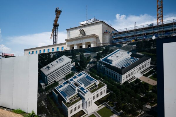 Powell accused of mismanaging budget for Fed renovation