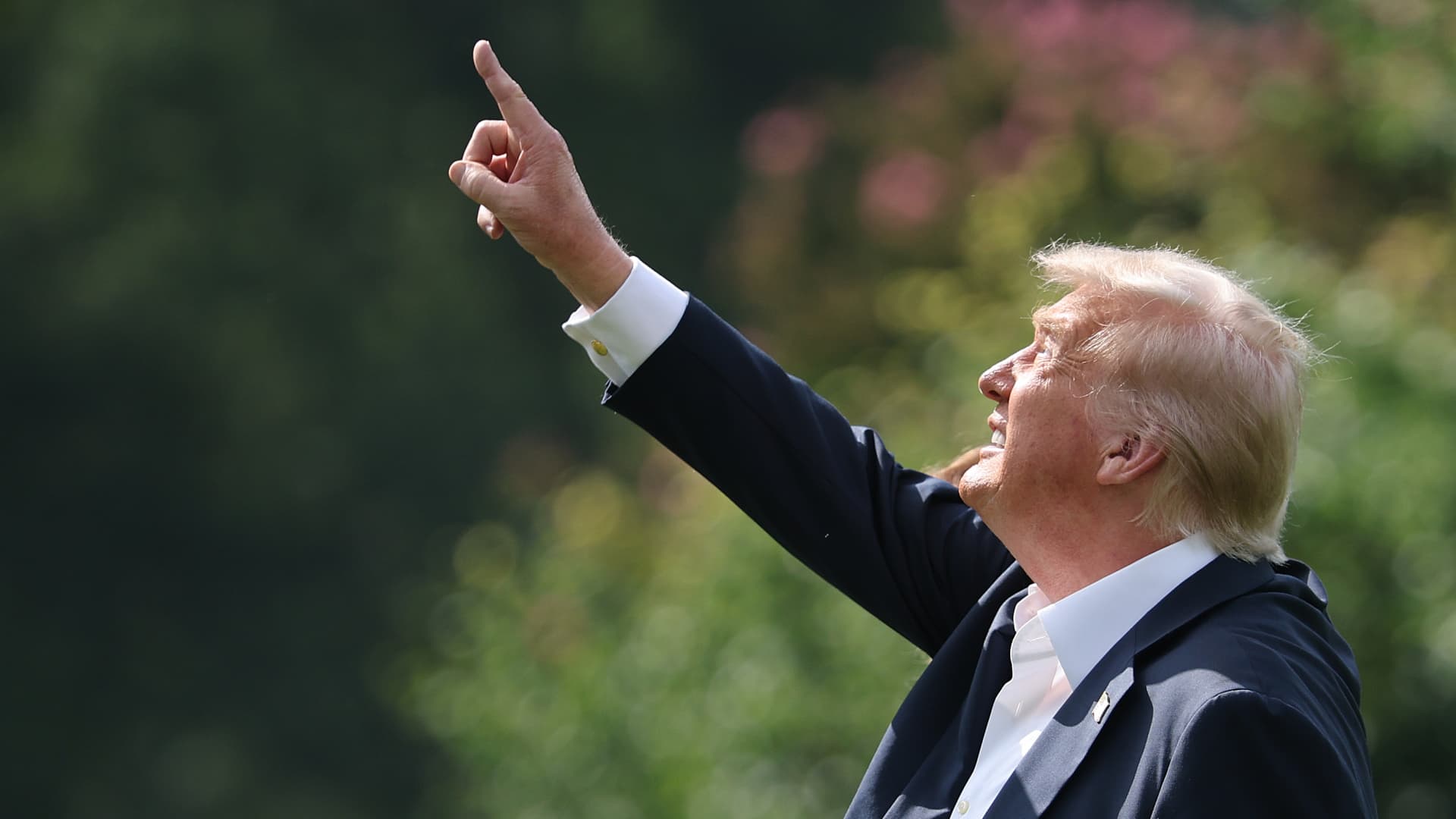 Trump welcomes the weekend with tariffs