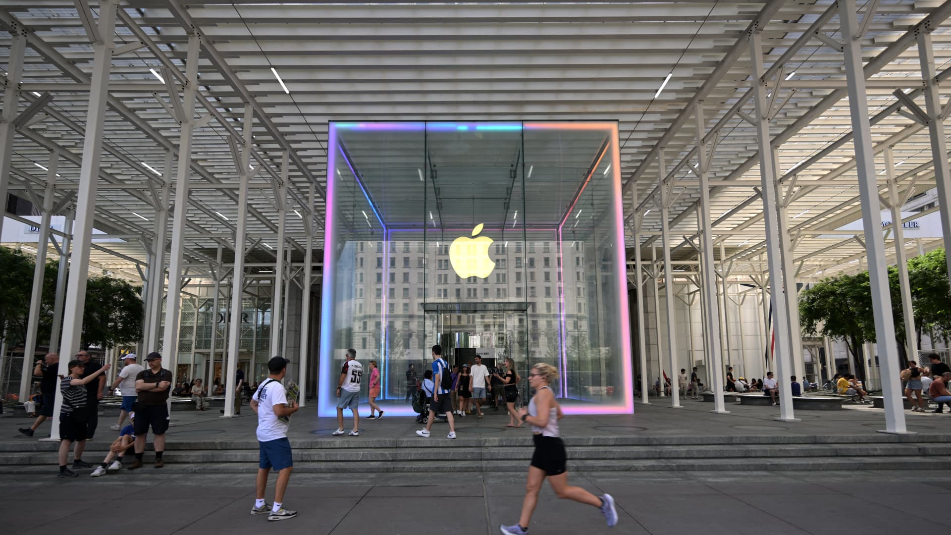 Stocks making the biggest moves after hours: AAPL, RDDT, AMZN, FSLR