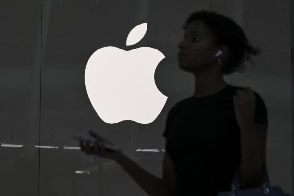 Melius says Apple needs to make a ‘bold move’ in AI — why Cramer agrees