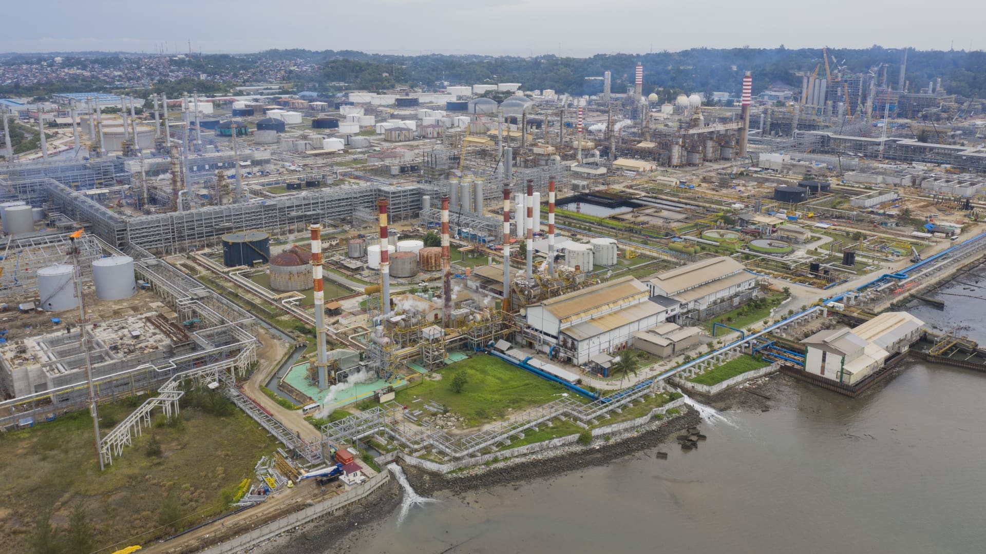 Indonesia plans  billion refineries contract with U.S. firm amid tariffs deal Indonesia plans  billion refineries contract with U.S. firm amid tariffs deal