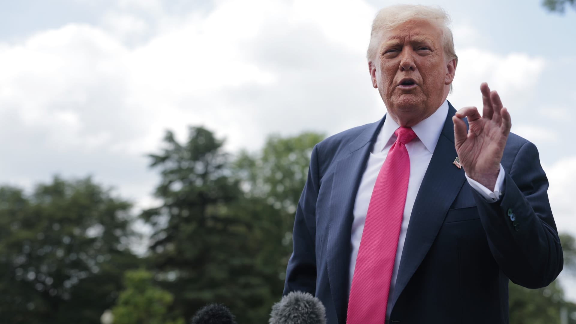 Trump shifts gears to EU after striking Japan deal