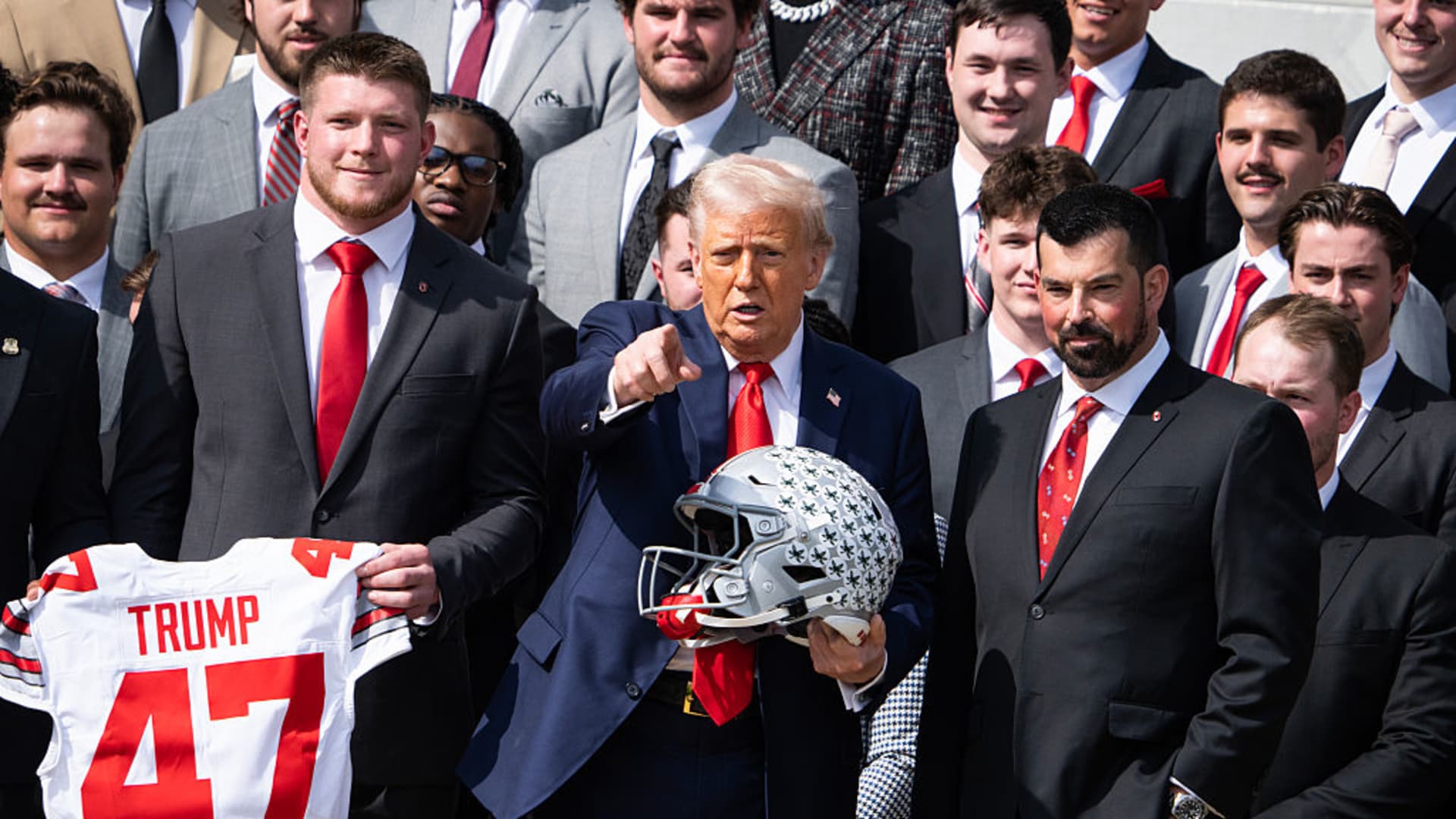 Trump signs NIL overhaul order to curb big money influence in college sports
