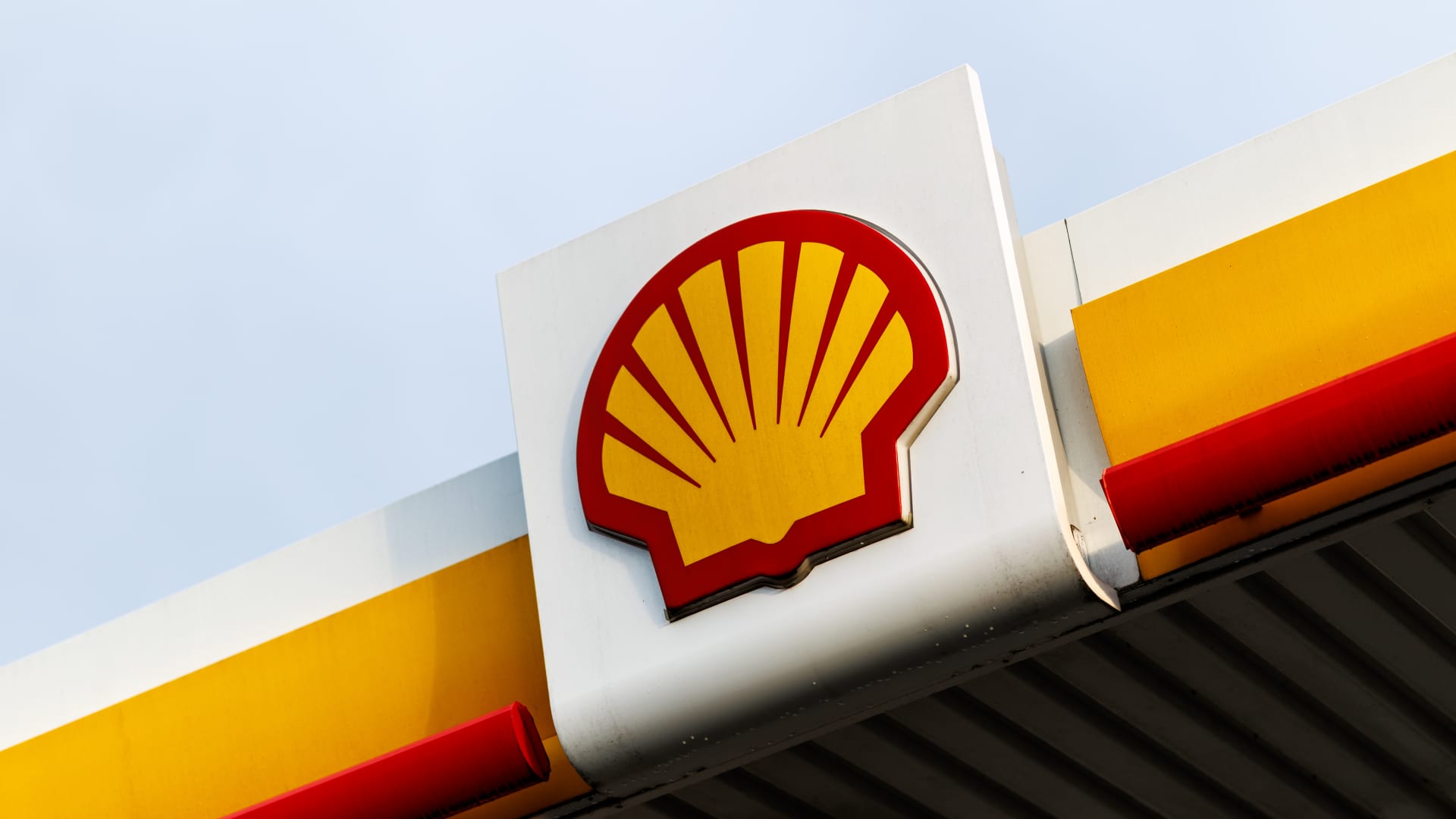 Oil giant Shell beats expectations despite sharp drop in profit