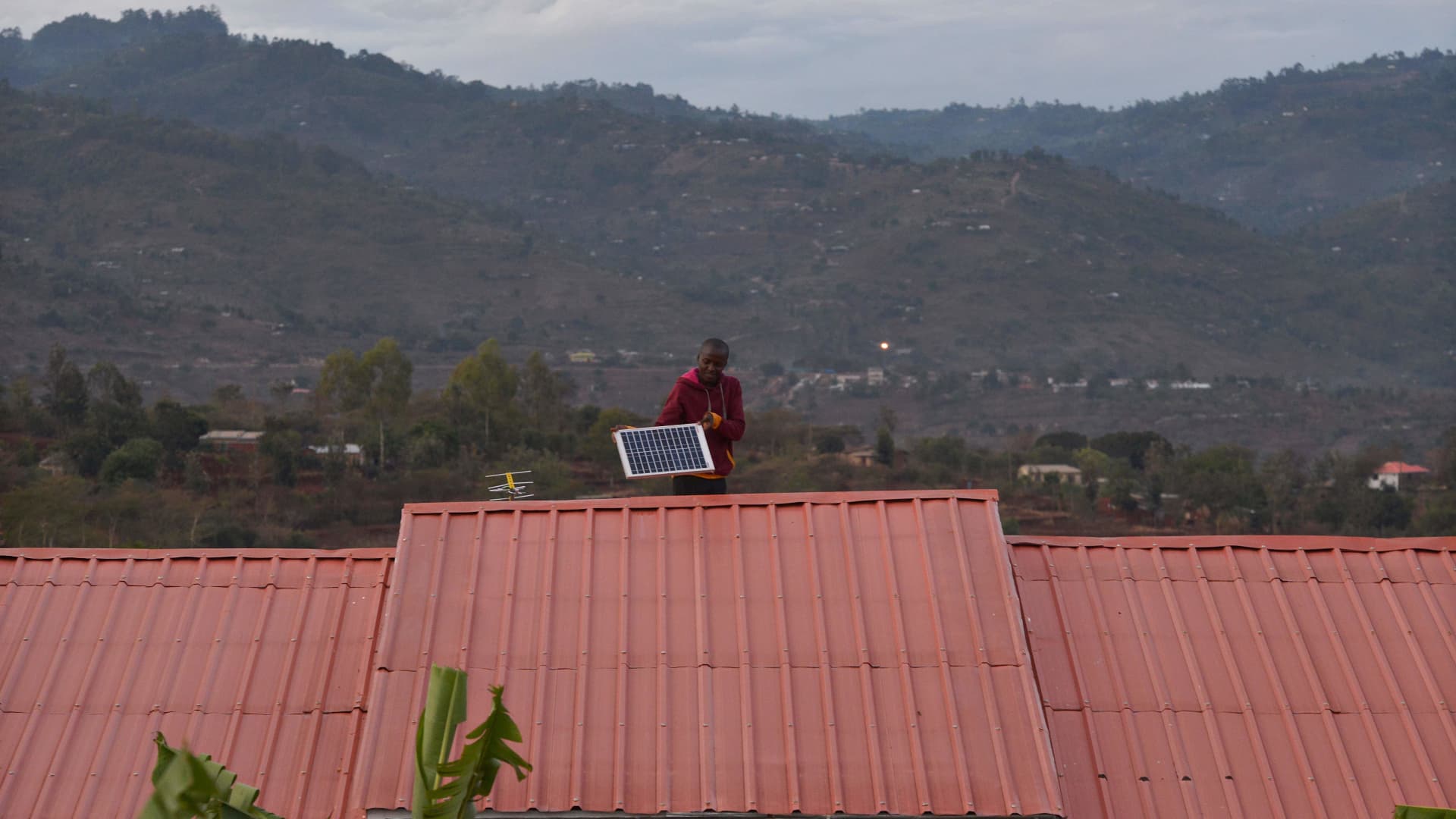 Private investors buy into largest-of-its-kind solar deal to electrify Kenya Private investors buy into largest-of-its-kind solar deal to electrify Kenya