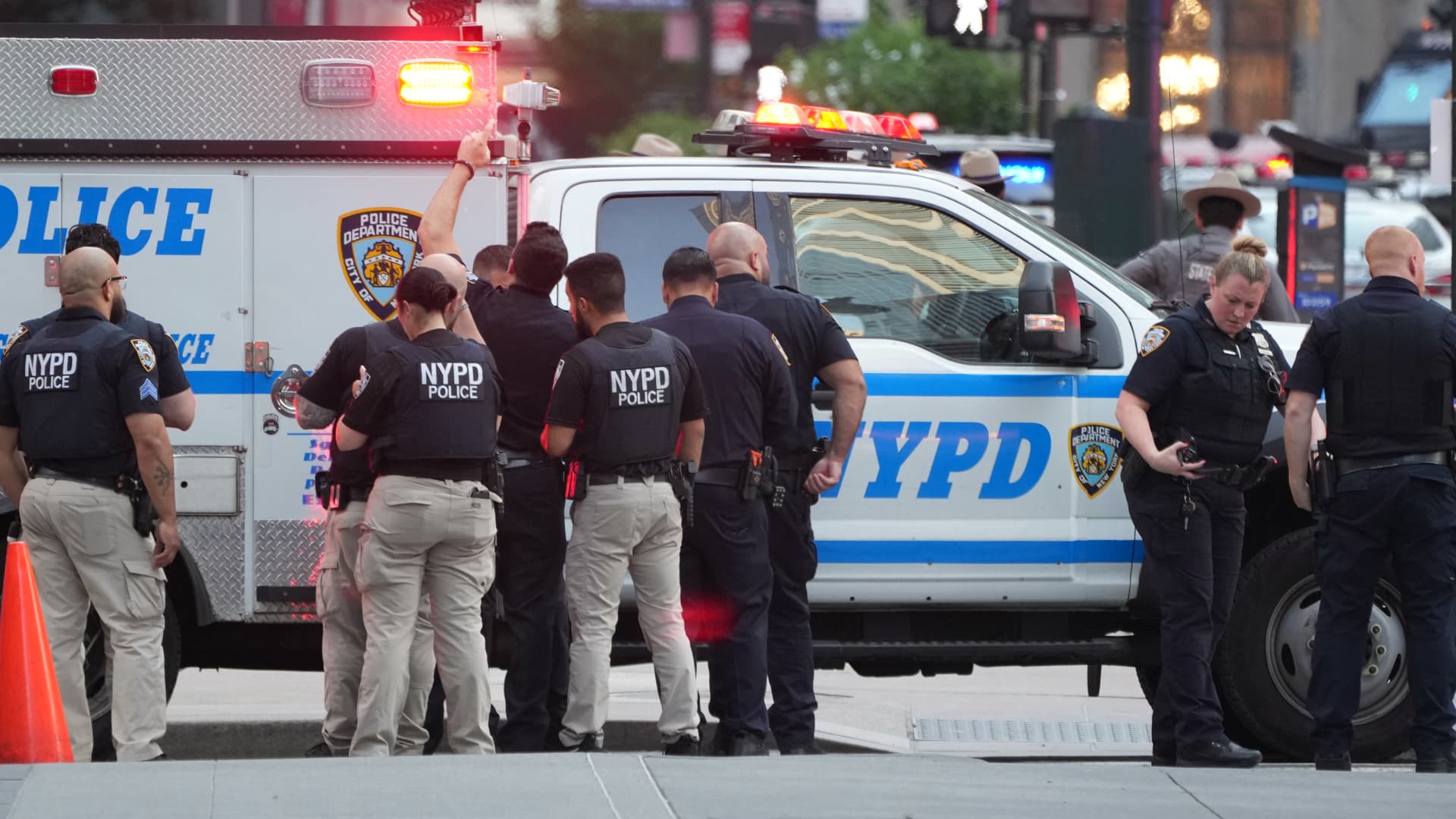 Police officer, civilian shot inside midtown Manhattan office building: Sources Police officer, civilian shot inside midtown Manhattan office building: Sources