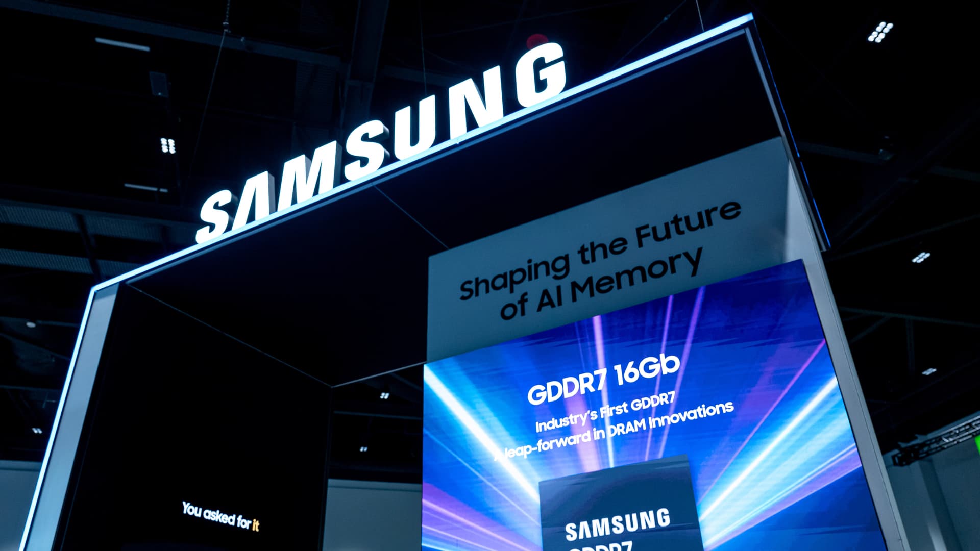 Samsung second-quarter profit halves, missing expectations Samsung second-quarter profit halves, missing expectations