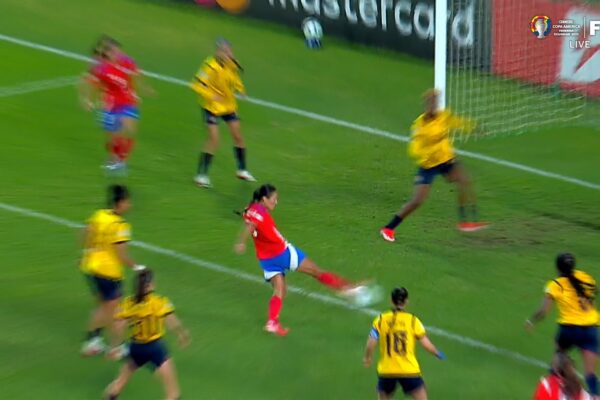 Nayadet López scores a goal in 45' to give Chile a 2-1 lead over Ecuador