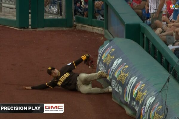 Padres' Jose Iglesias makes a STUNNING catch vs. Phillies Padres' Jose Iglesias makes a STUNNING catch vs. Phillies