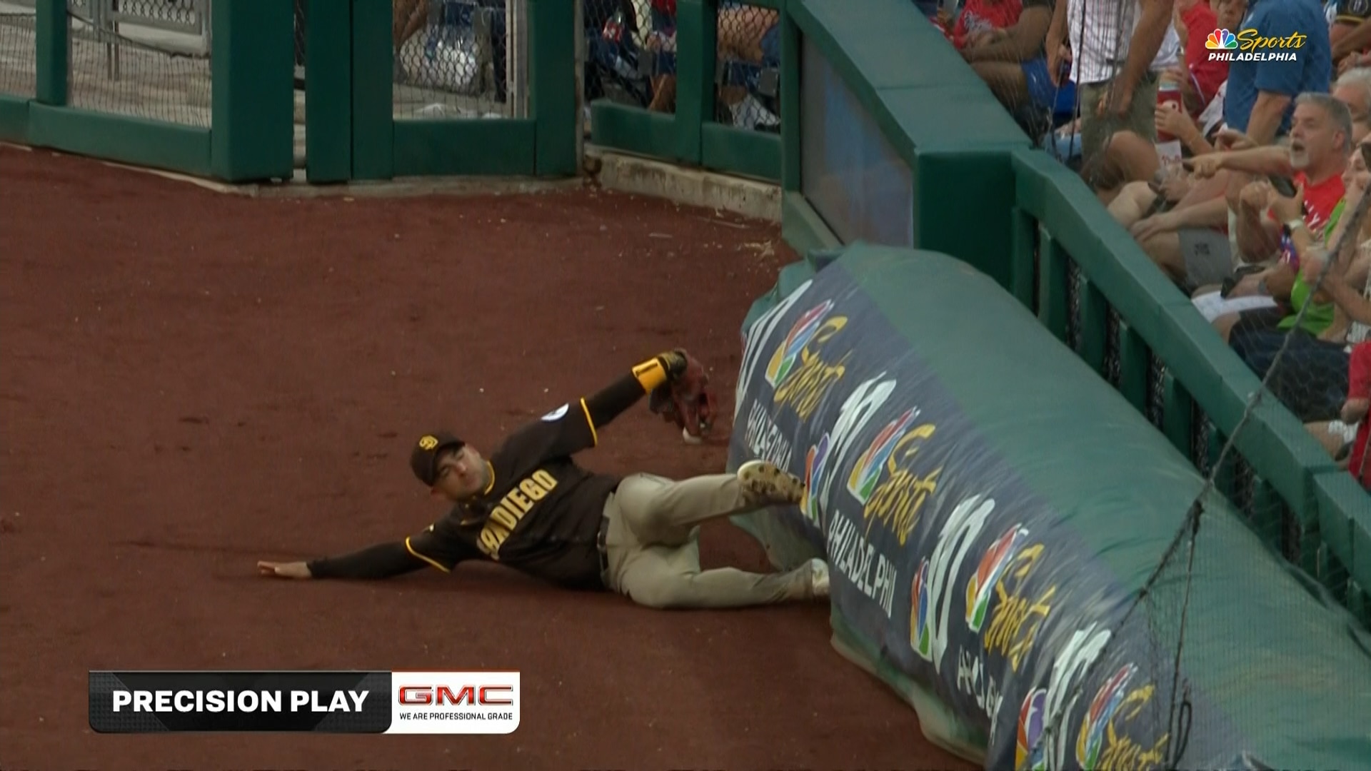 Padres' Jose Iglesias makes a STUNNING catch vs. Phillies