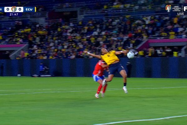 Nayely Bolaños scores a PK in 24' to give Ecuador a 1-0 lead over Chile