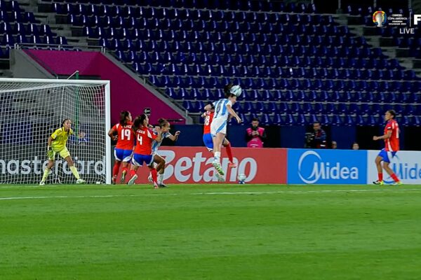 Aldana Cometti finishes header, helping Argentina defeat Chile, 2-1