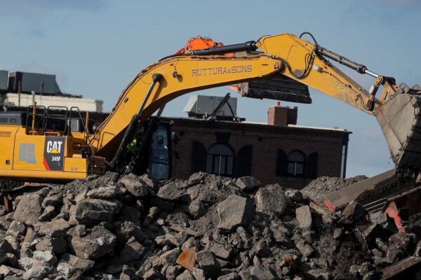 Caterpillar’s profit falls, warns of up to .5 billion impact from U.S. tariffs