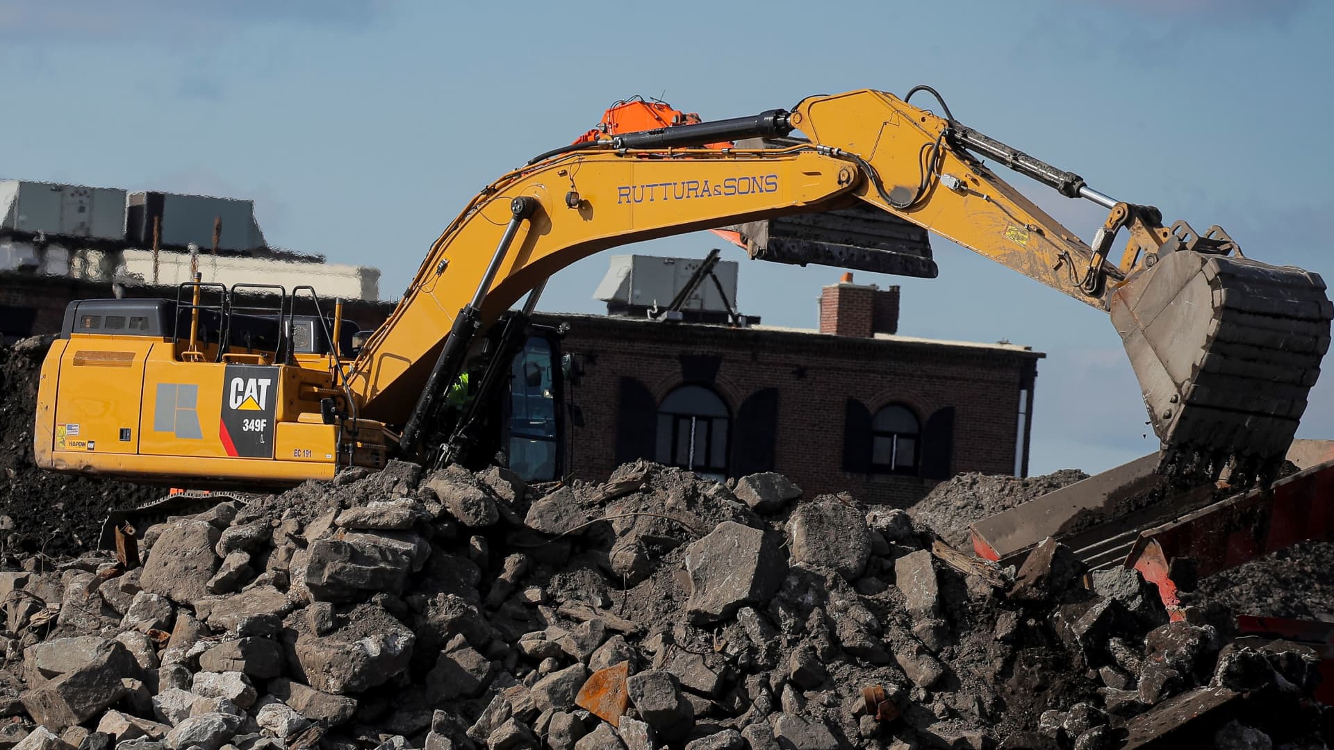 Caterpillar’s profit falls, warns of up to .5 billion impact from U.S. tariffs