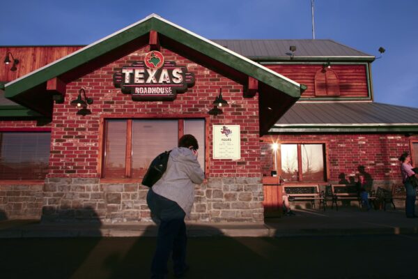 Texas Roadhouse’s mixed results capture the conundrum this stock has become