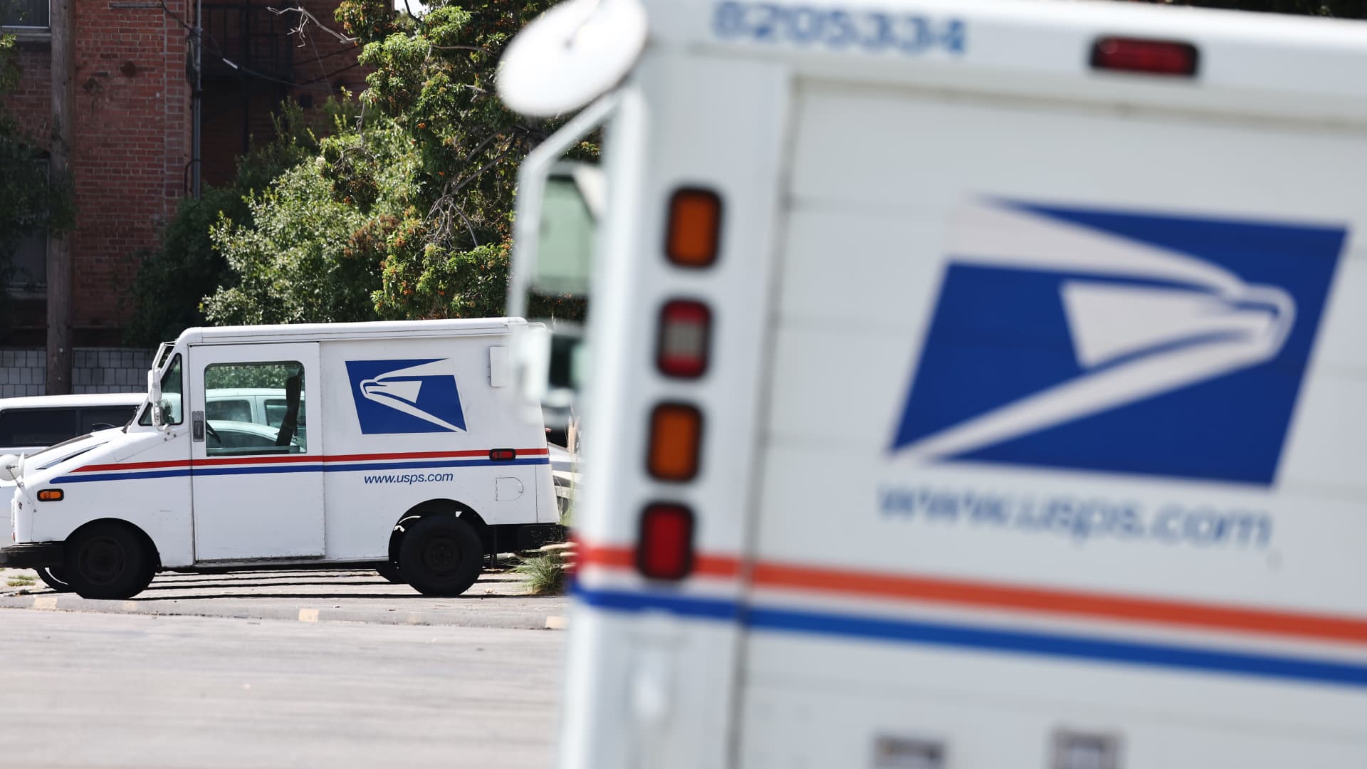 Global mail carriers suspend U.S. deliveries