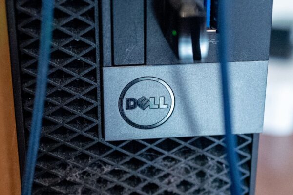 This old tech name is now a top AI play, according to analysts