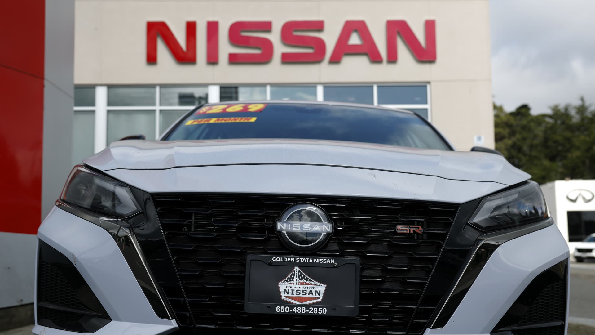 Nissan shares fall over 6% as Mercedes-Benz plans to shed 3.8% stake Nissan shares fall over 6% as Mercedes-Benz plans to shed 3.8% stake