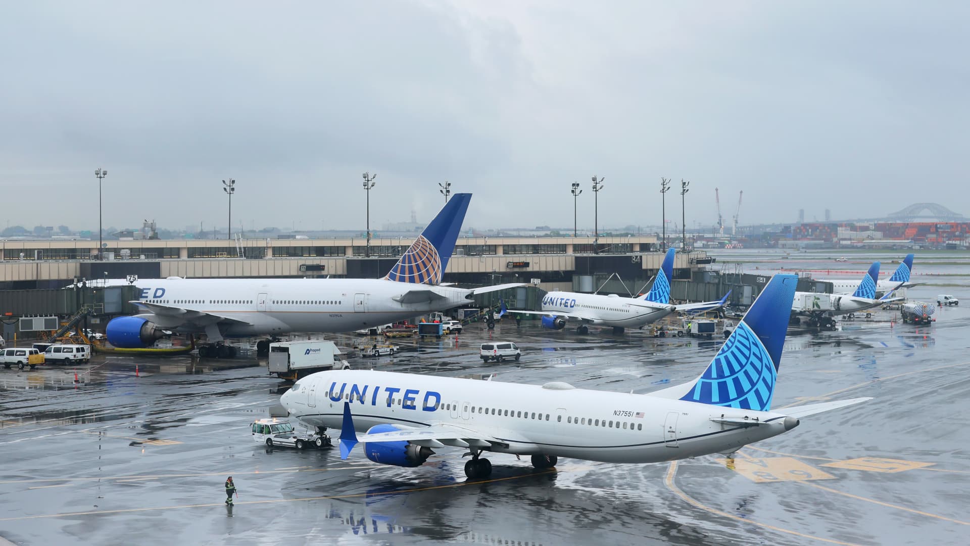 US proposes to extend Newark airport flight cuts through October 2026