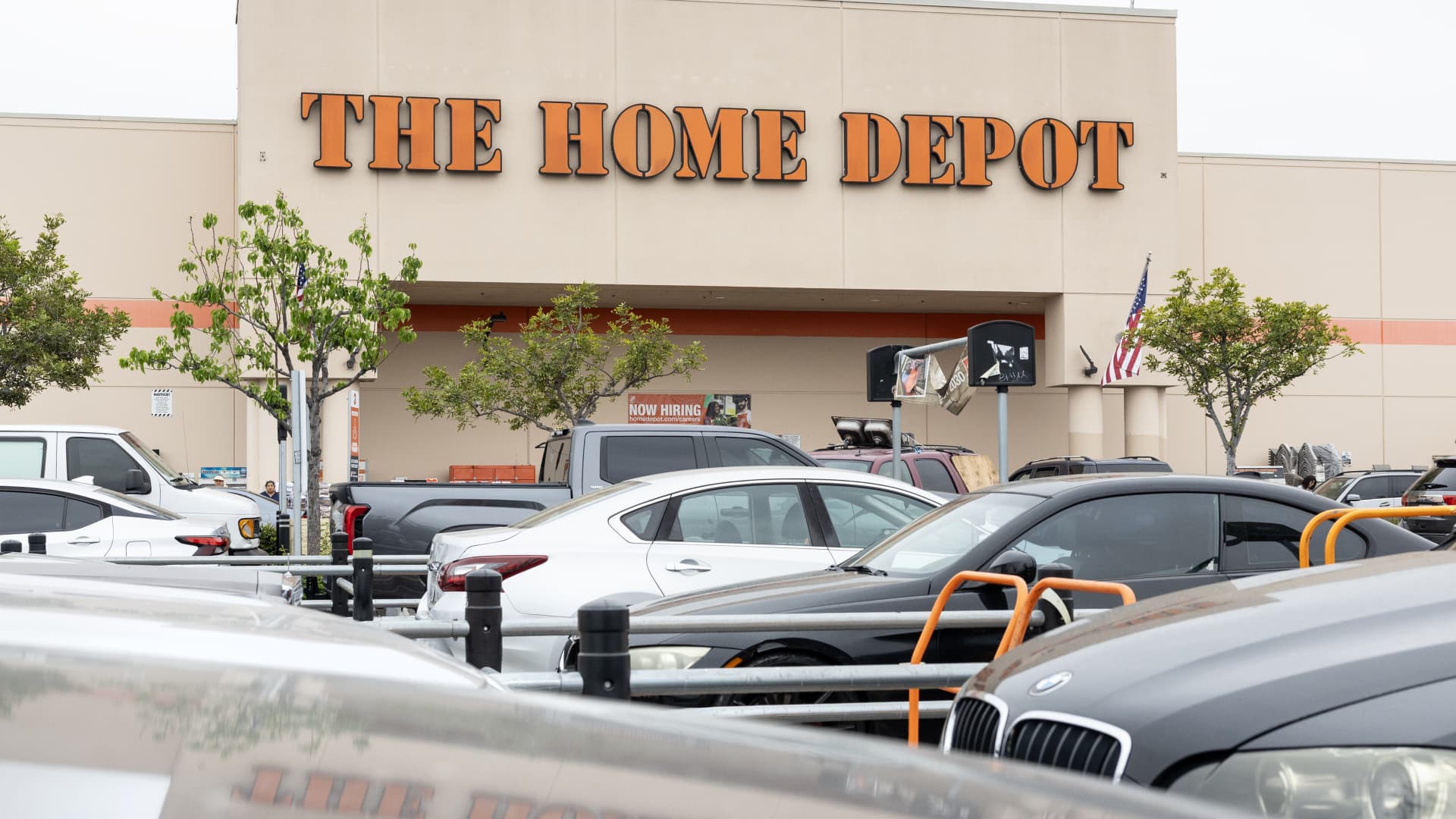 An options trade to generate some income on Home Depot with earnings ahead An options trade to generate some income on Home Depot with earnings ahead