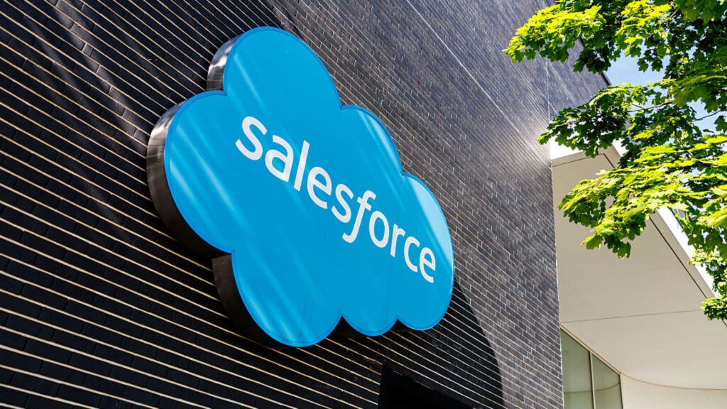 Is the activist heat on Salesforce ramping back up? The market sure thinks so