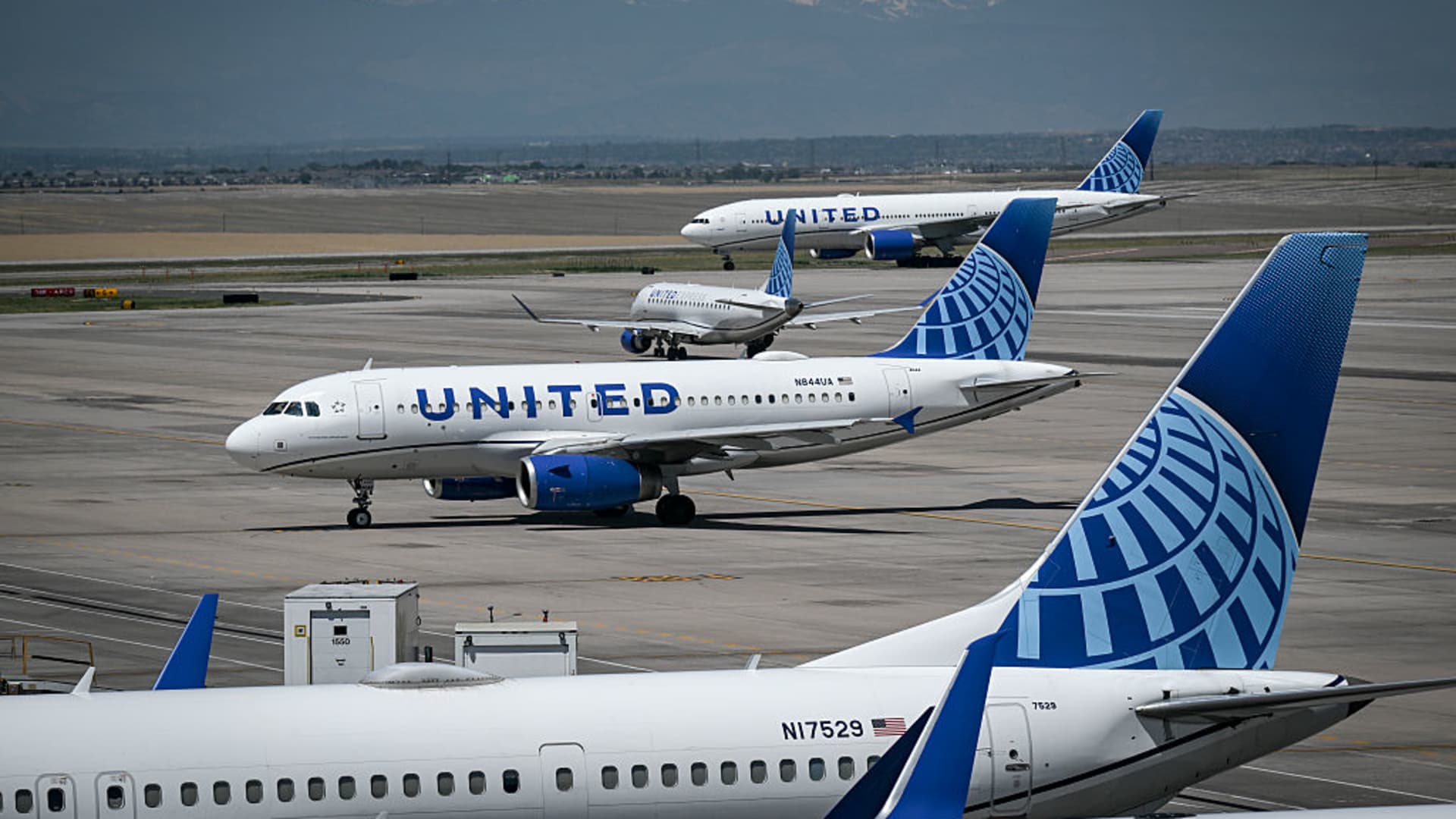 United Airlines halts flights at U.S. airports amid technical issue United Airlines halts flights at U.S. airports amid technical issue