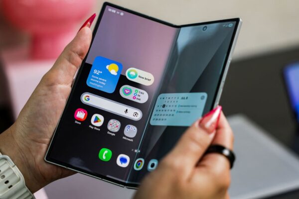 Samsung takes market share from Apple in U.S., foldable phone momentum