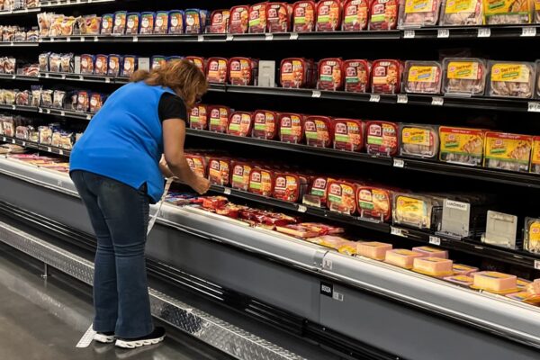 Walmart expands employee discount on groceries