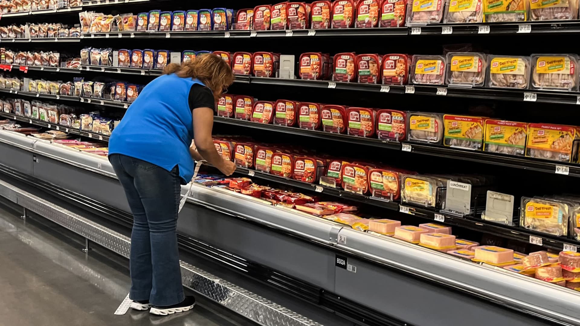 Walmart expands employee discount on groceries