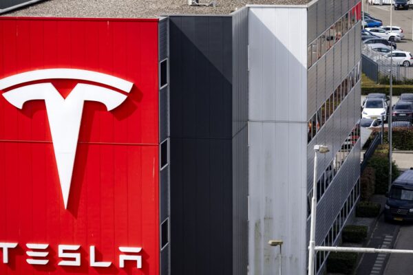 Tesla launches bid to supply electricity to UK households